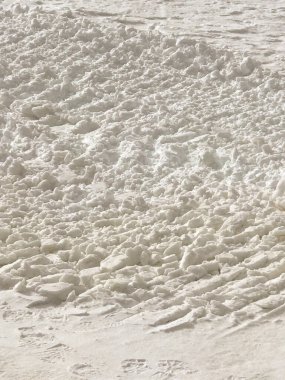 Dağdaki beyaz kar dokusu. Doğa arkaplanı