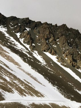 Esquel, Chubut, Arjantin 'deki kar kaplı La Hoya tepesinin fotoğrafı