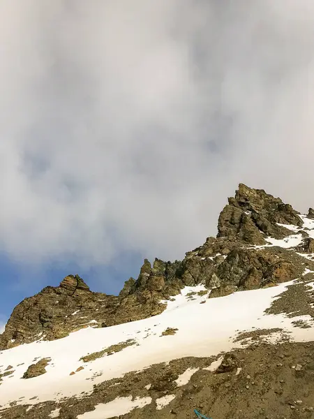 Esquel, Arjantin 'deki kar kaplı La Hoya tepesinin fotoğrafı