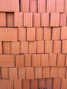 İnşaat için istiflenmiş tuğlalar. Mimari