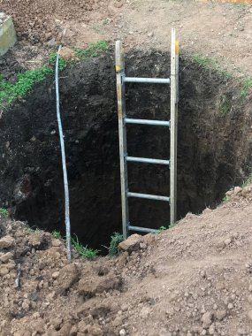 Aşağıya inecek merdiveni olan derin bir kuyu inşa etmek.