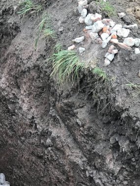 İnşaat alanında siper kazmak