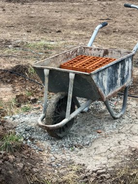 İnşaat için tuğlalı el arabası. İnşaat alanı