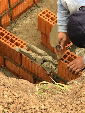 İçi boş seramiklerle dolu bir teftiş odası inşa ediliyor. Binalar