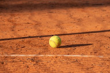 Sahada tenis topu. Spor.