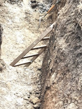 Şantiyedeki kuyuya inmek için merdiven.