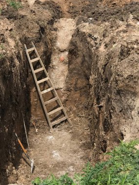 Şantiyedeki kuyuya inmek için merdiven.