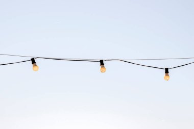 Aydınlatmak için asma sicim ışıkları.