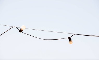 Aydınlatmak için asma sicim ışıkları.