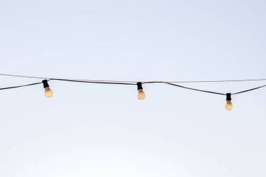 Aydınlatmak için asma sicim ışıkları.