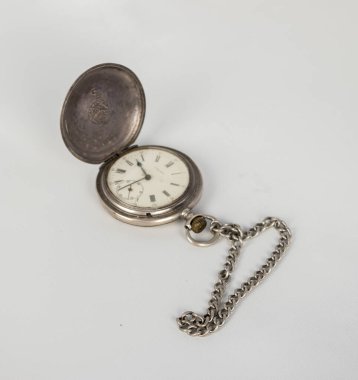 Beyaz arkaplanda eski cep saati