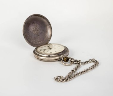 Beyaz arkaplanda eski cep saati