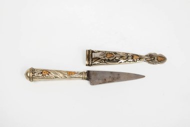 Kılıfıyla süslenmiş eski bir bıçak.
