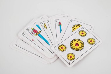 beyaz arkaplanda ispanyolca kart destesi