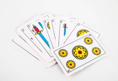 beyaz arkaplanda ispanyolca kart destesi