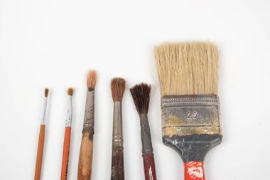 Beyaz arkaplanda eski boya fırçaları