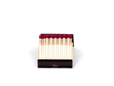 Beyaz arkaplanda küçük kırmızı baş kibrit kutusu