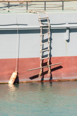 Bir geminin yan tarafında asılı merdiven