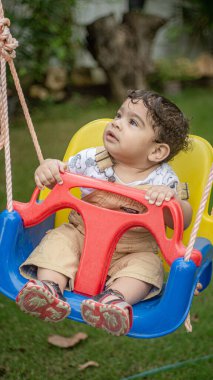 Oyun parkında oynayan sevimli küçük çocuk.