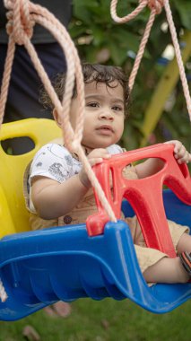 Salıncakta sallanan küçük bir çocuk