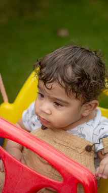oyuncak araba ile oynarken sevimli küçük çocuk