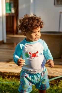 Oyuncak arabalı küçük çocuk.