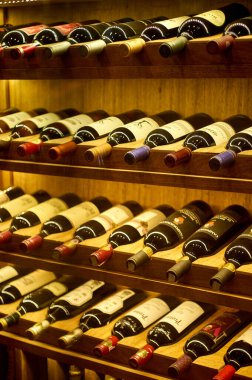  Restoran rafında kırmızı şaraplar sergileniyor.                                    