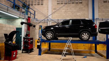 Otomotiv mühendislerinin çalıştığı profesyonel mekanik atölyesi