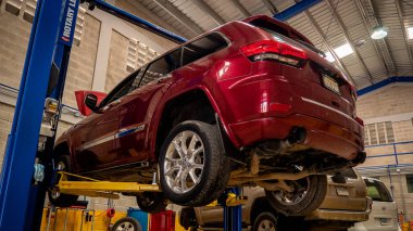 Otomotiv mühendislerinin çalıştığı profesyonel mekanik atölyesi