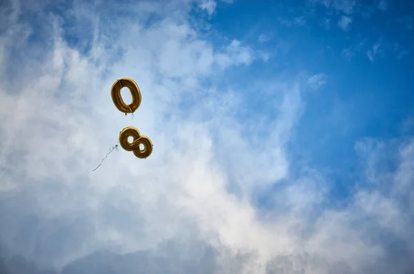 Número Ochenta Globos Flotando Cielo Con Nubes — Foto de Stock