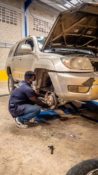 Otomotiv mühendislerinin çalıştığı profesyonel mekanik atölyesi