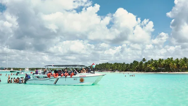 stock image boats sailing in the sea towards the horizon