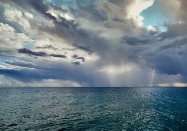 Roma şeyleri denizi ve bulutların arasından geçen güneş.         