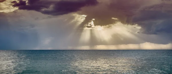 Mar Das Coisas Romanas Sol Através Das Nuvens — Fotografia de Stock