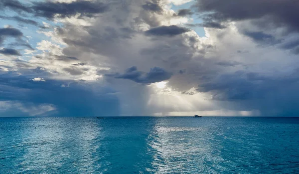 Morze Rzymskich Rzeczy Słońce Przez Chmury — Zdjęcie stockowe