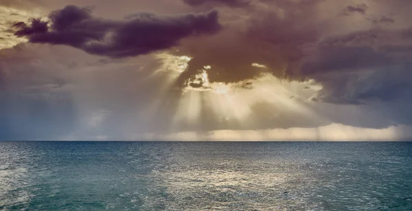 罗马万物的海和阳光穿过云彩 — 图库照片
