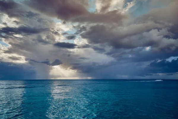 罗马万物的海和阳光穿过云彩 — 图库照片
