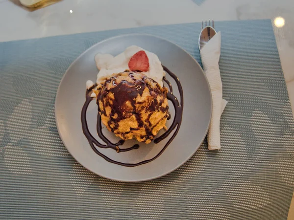 Παγωτό Σοκολάτα Σάλτσα Καραμέλας Και Ξηρούς Καρπούς — Φωτογραφία Αρχείου