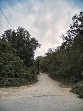 Higueral yollarına ve otoban ve ahırın hayvan ve atlarının bulunduğu yerler.