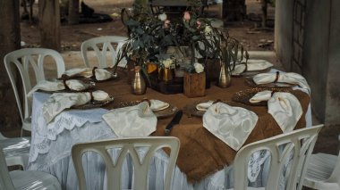 Düğün masasındaki dekorasyon eşyaları hatıra olarak.                            