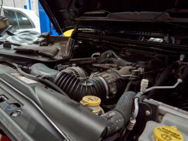 Otomotiv mühendislerinin çalıştığı profesyonel mekanik atölyesi