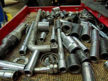 Otomotiv mühendislerinin çalıştığı profesyonel mekanik atölyesi