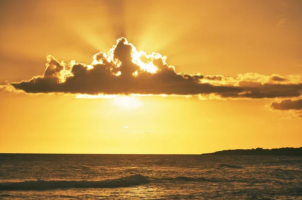 美丽的黄日落山在卡莱塔德拉罗马海滩多明尼加共和国显示植物和人的轮廓 — 图库照片