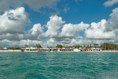 Mavi gökyüzü olan güzel sahil