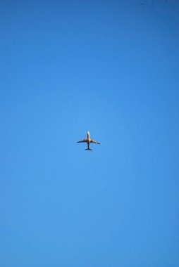 Denizde uçan bir uçak