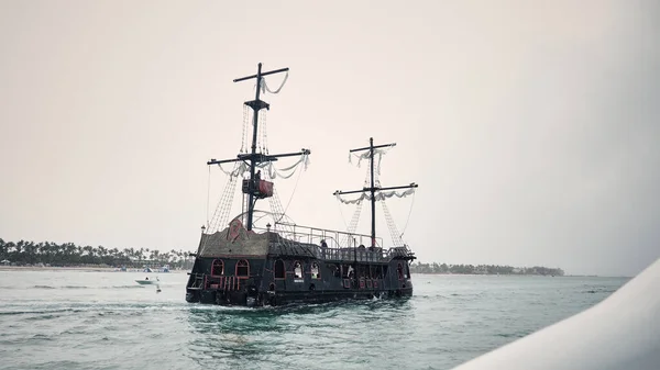Pirátská Loď Plující Moři Šedou Oblohou Karibiku — Stock fotografie