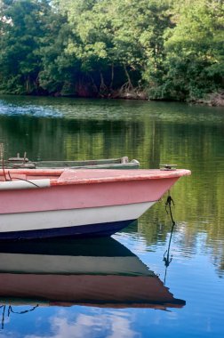 Ro Salado mahallesi, farklı renklerde evler, yeşil ırmak ve farklı şekillerde tekneler.