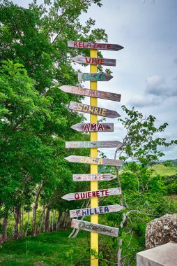 Tayland 'daki Koh Phangan adasında bir tabela.