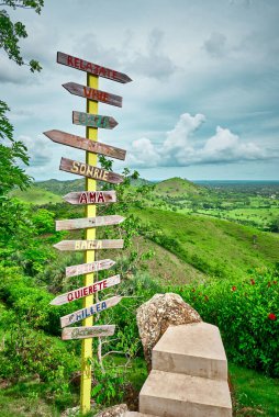Tepenin ortasındaki işaret direği..