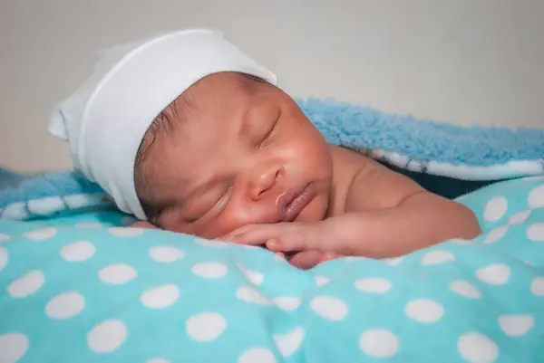 Νεογέννητο Μωρό Κοιμάται Στη Λευκή Κουβέρτα Royalty Free Εικόνες Αρχείου
